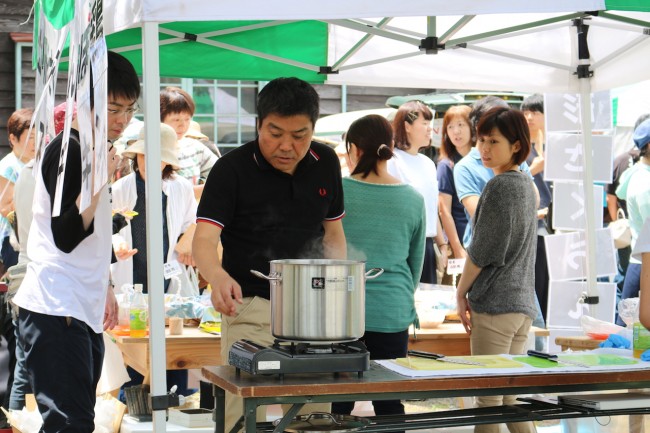 社長自ら、イベントのブース内で作業