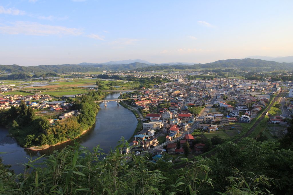 左沢市街地と最上川