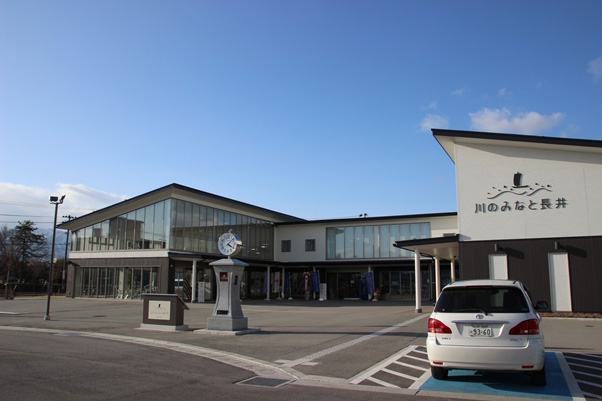 新しい道の駅、川のみなと長井。飲食スペースで中学生女子が遊んでいました。