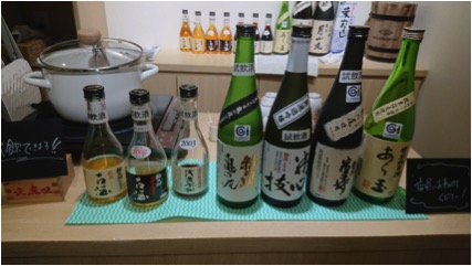 試飲できる日本酒がズラリ。後ろの白い鍋には「玉こん」が。